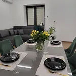 Lejlighed Przestronny Luksusowy Apartament, Klimatyzacja, Duzy Parking, Zameldowanie 24h, 2 Sypialnie, Salon, Kuchnia, Pralnia, Monitoring, 95mkw Sucymin