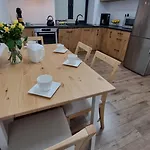 شقة Przestronny Luksusowy Apartament, Klimatyzacja, Duzy Parking, Zameldowanie 24h, 2 Sypialnie, Salon, Kuchnia, Pralnia, Monitoring, 95mkw