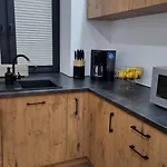 Lejlighed Przestronny Luksusowy Apartament, Klimatyzacja, Duzy Parking, Zameldowanie 24h, 2 Sypialnie, Salon, Kuchnia, Pralnia, Monitoring, 95mkw *