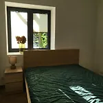Przestronny Luksusowy Apartament, Klimatyzacja, Duzy Parking, Zameldowanie 24h, 2 Sypialnie, Salon, Kuchnia, Pralnia, Monitoring, 95mkw * Sucymin