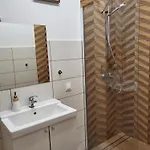 Przestronny Luksusowy Apartament, Klimatyzacja, Duzy Parking, Zameldowanie 24h, 2 Sypialnie, Salon, Kuchnia, Pralnia, Monitoring, 95mkw Sucymin