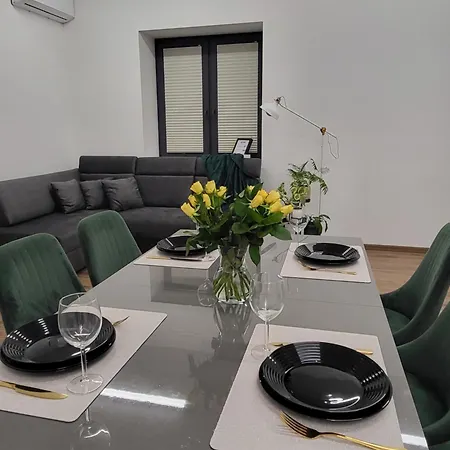 Apartmán Przestronny Luksusowy Apartament, Klimatyzacja, Duzy Parking, Zameldowanie 24h, 2 Sypialnie, Salon, Kuchnia, Pralnia, Monitoring, 95mkw Sucymin