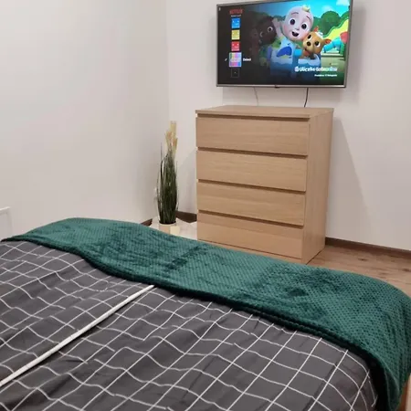 Przestronny Luksusowy Apartament, Klimatyzacja, Duzy Parking, Zameldowanie 24h, 2 Sypialnie, Salon, Kuchnia, Pralnia, Monitoring, 95mkw *