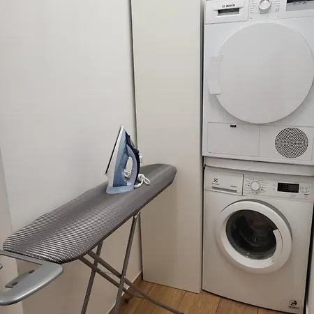 Przestronny Luksusowy Apartament, Klimatyzacja, Duzy Parking, Zameldowanie 24h, 2 Sypialnie, Salon, Kuchnia, Pralnia, Monitoring, 95mkw Apartmán