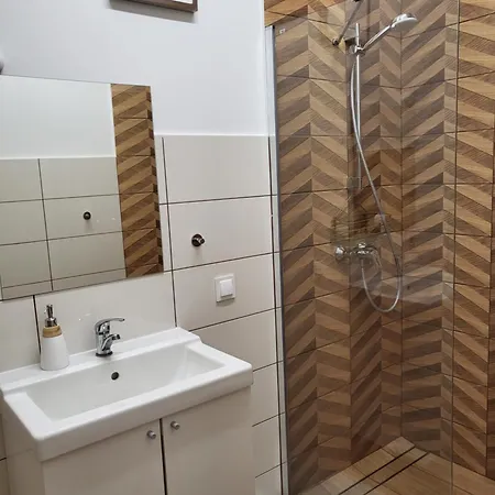 Przestronny Luksusowy Apartament, Klimatyzacja, Duzy Parking, Zameldowanie 24h, 2 Sypialnie, Salon, Kuchnia, Pralnia, Monitoring, 95mkw Sucymin