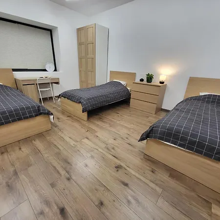 Lejlighed Przestronny Luksusowy Apartament, Klimatyzacja, Duzy Parking, Zameldowanie 24h, 2 Sypialnie, Salon, Kuchnia, Pralnia, Monitoring, 95mkw Sucymin