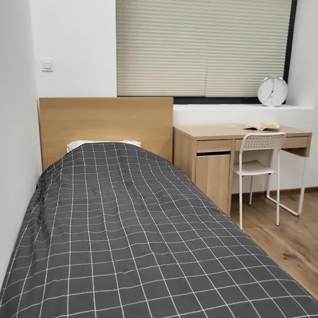 Przestronny Luksusowy Apartament, Klimatyzacja, Duzy Parking, Zameldowanie 24h, 2 Sypialnie, Salon, Kuchnia, Pralnia, Monitoring, 95mkw * Sucymin